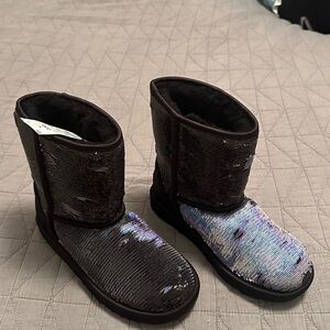 size 4 youth UGGs boots black plush changes colors. check out my other listings.